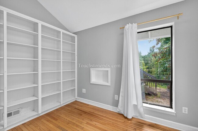 Building Photo - 4.5 Acre Dream Home in Oregon City Awaits