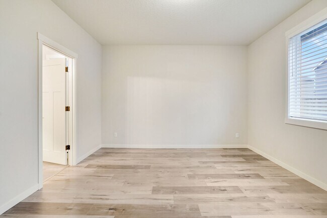 Building Photo - Polished single-level 3 bed, 2 bath home in NE Salem!