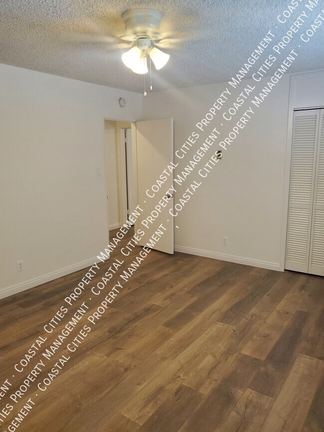 Building Photo - 371 Newport Ave