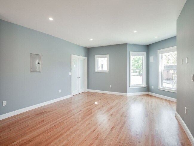 Building Photo - 390 Medford St