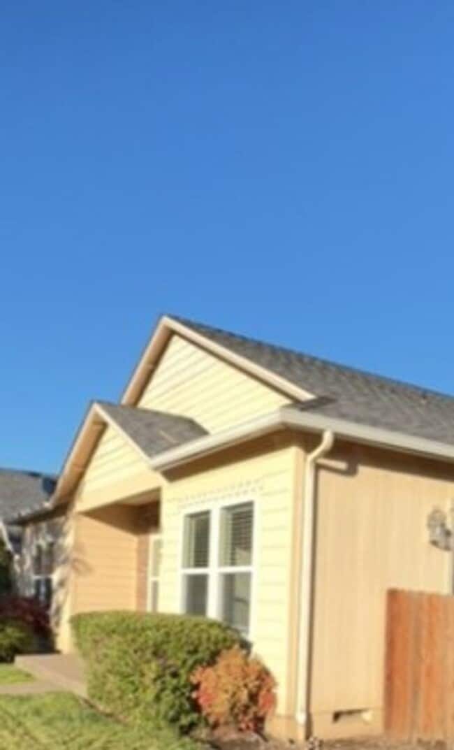 Building Photo - 3 Bedroom 2 Bathroom Home with 2 Car Garage