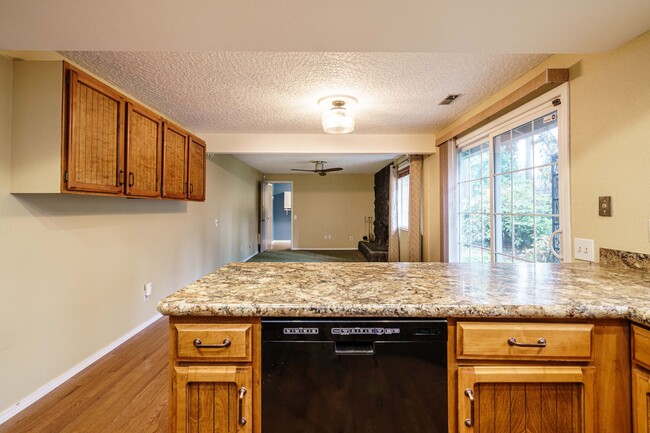 Building Photo - 3 Bedroom 2 Bath Single Level with Fence B...