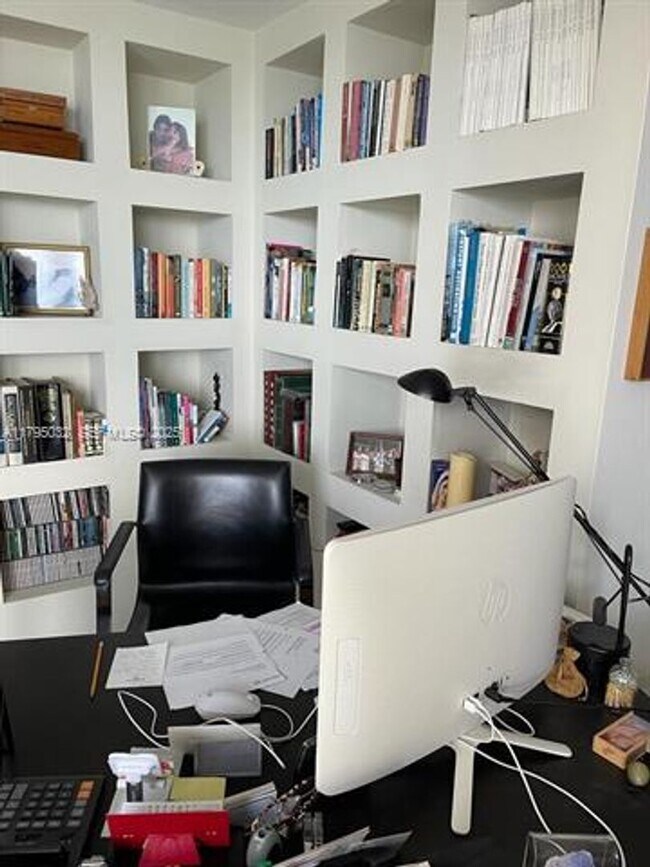 Building Photo - 600 Grapetree Dr