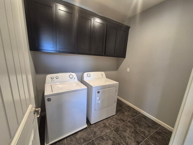 Building Photo - 4 Bedroom 2.5 bath Available now