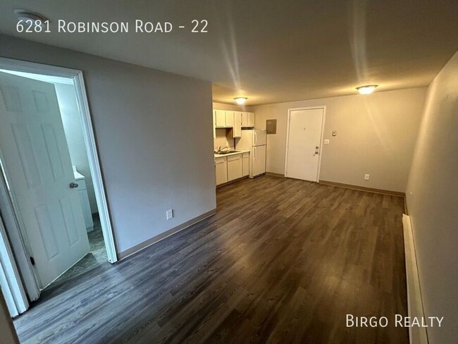 Building Photo - Renovated 1 Bed / 1 Bath APARTMENT in LOCK...