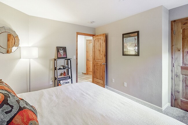 Building Photo - Furnished! Updated 3bed/3bath! 1 car garag...