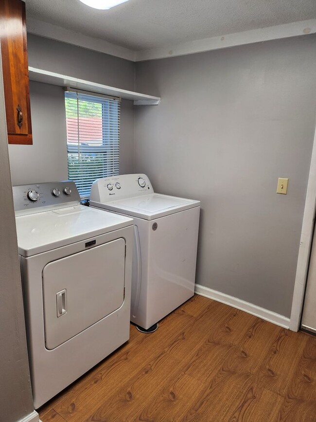 Building Photo - Location, Location, Location!! $1350 a month, available now for year-long lease