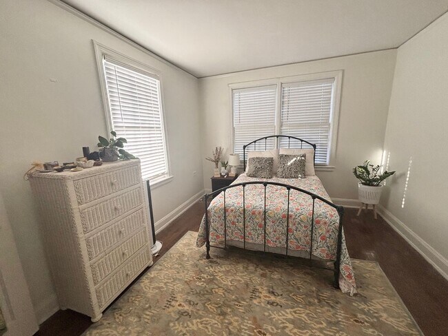 Building Photo - 1 Bedrom 1 Bath at Heathwood Court