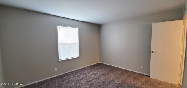 Building Photo - 9302 Aylesbury Dr