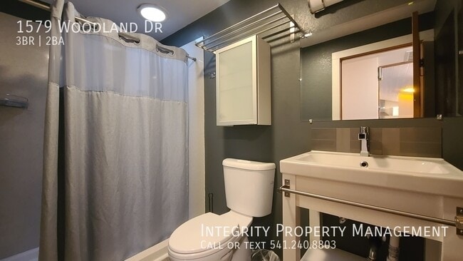 Building Photo - 1579 Woodland Dr