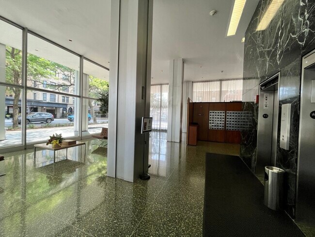 Building Photo - 2400 N Lakeview Ave