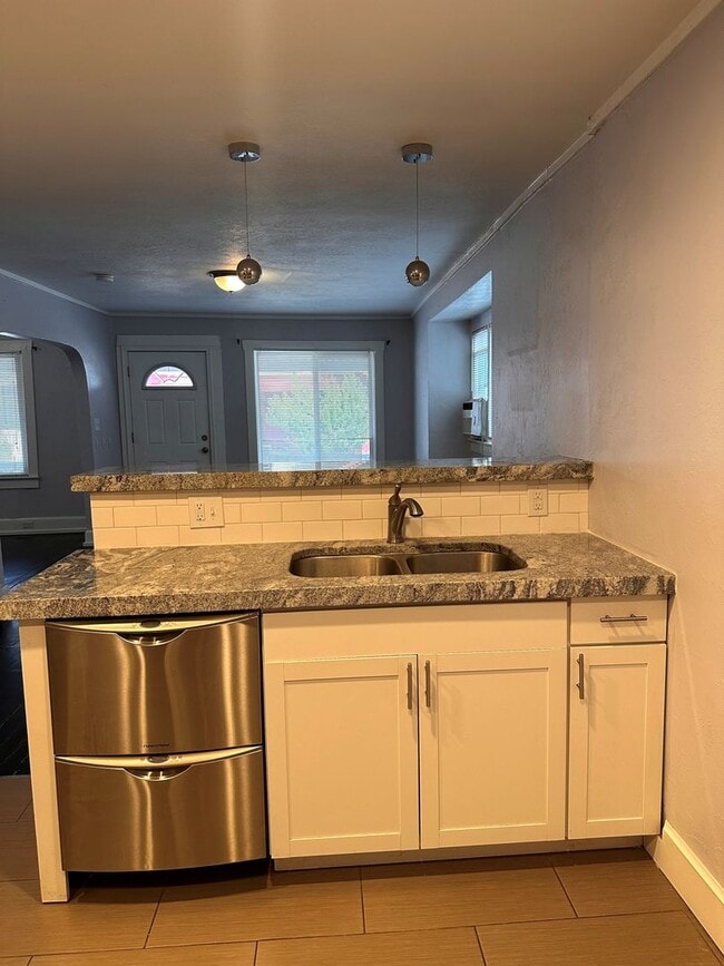 Building Photo - 3 Bedroom Home Across From Trolley Square