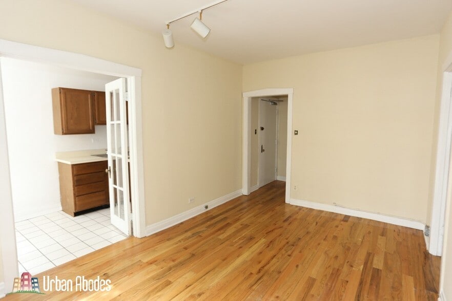 Building Photo - 523 W Melrose St