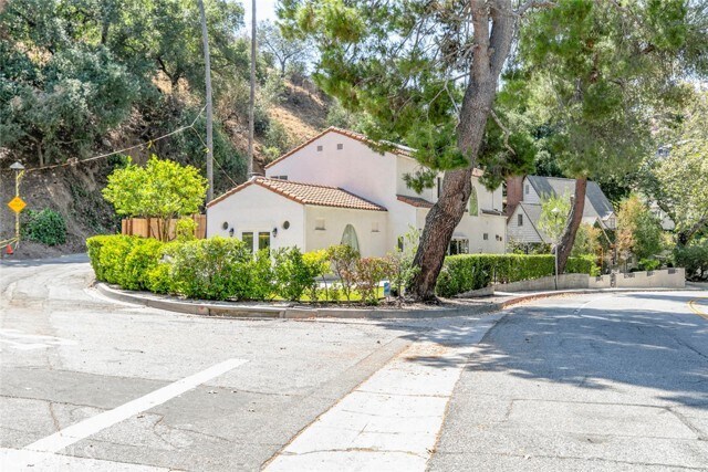 Building Photo - 2644 E Chevy Chase Dr