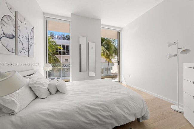 Building Photo - 300 Collins Ave