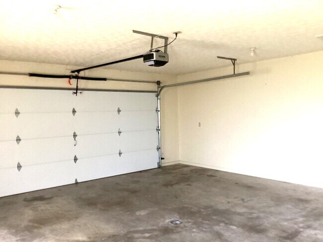 Building Photo - Spacious 3-Bed, 2.5-Bath Ranch-Style Home with Garage & Patio