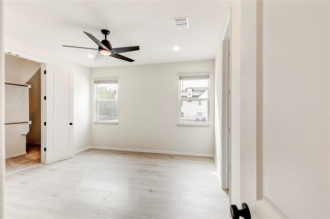 Building Photo - 2008 Kit Cir