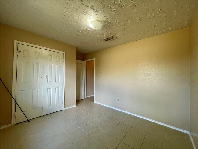 Building Photo - 11019 Almond Grove