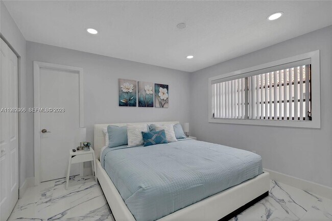 Building Photo - 895 W 39th Pl