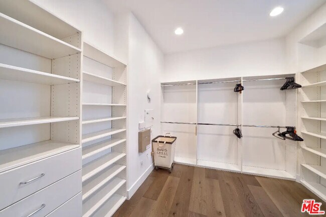 Building Photo - 23935 De Ville Way