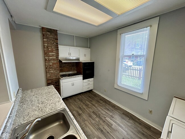 Building Photo - 639 Stevens St