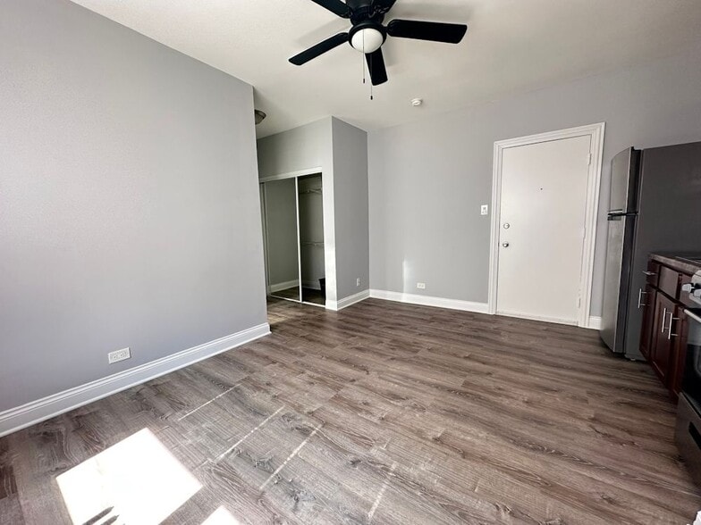 Building Photo - 4756 N Maplewood Ave