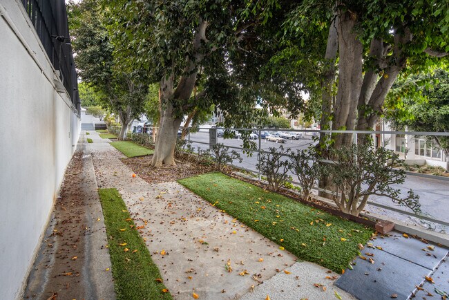 Building Photo - 7135 Hollywood Blvd