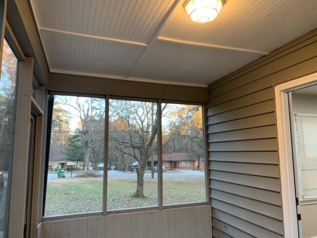 Building Photo - Beautiful two bedroom one bath near Campbellton and 166