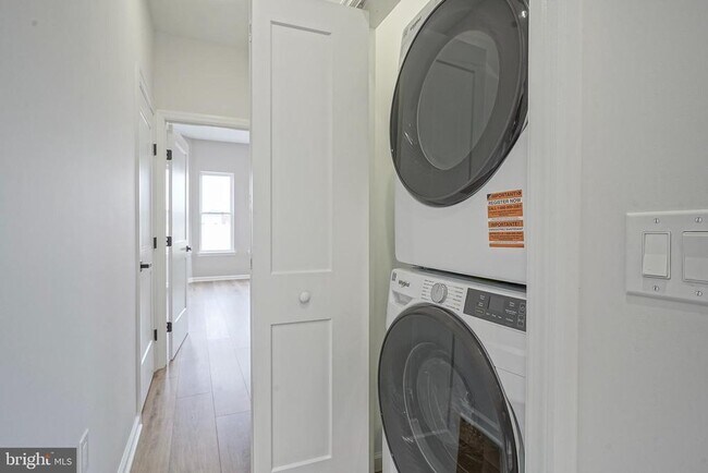 Building Photo - 952 N Marshall St