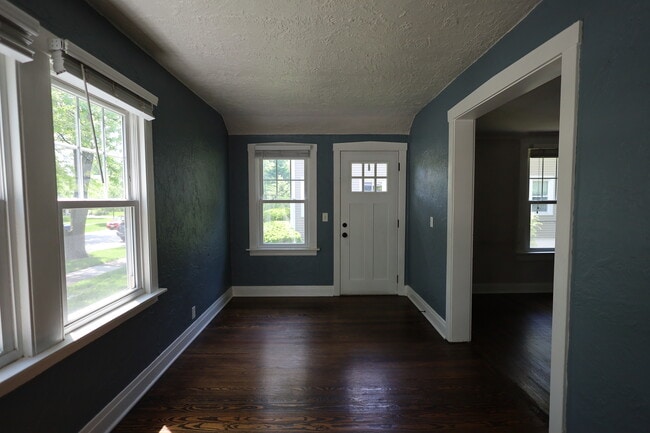 Building Photo - 18 Belle Plaine Ave