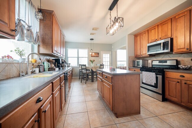 Building Photo - 1823 Blue Water Bay Dr