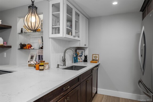 Building Photo - 185 W Park Ave