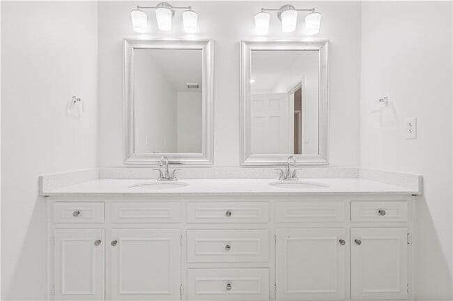 Building Photo - 2713 Briarlake Rd NE