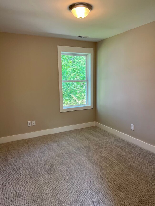 Building Photo - Beautiful Newer Build: Three Bedrooms in t...