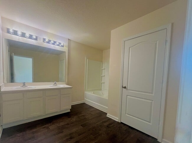 Building Photo - 131 Ashwood Cir