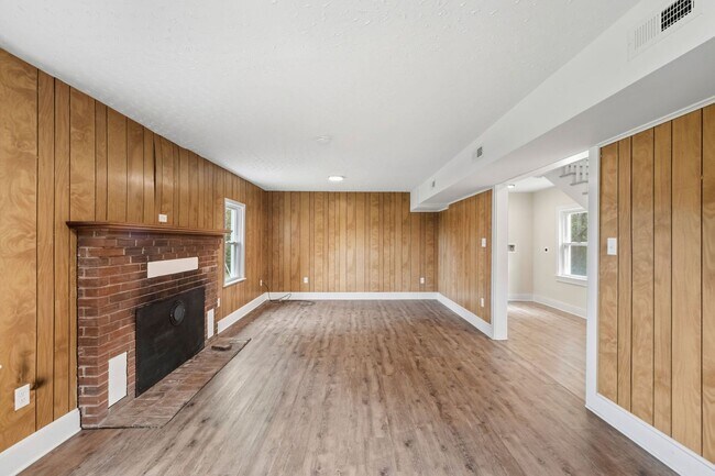 Building Photo - 1457 Caledon Rd
