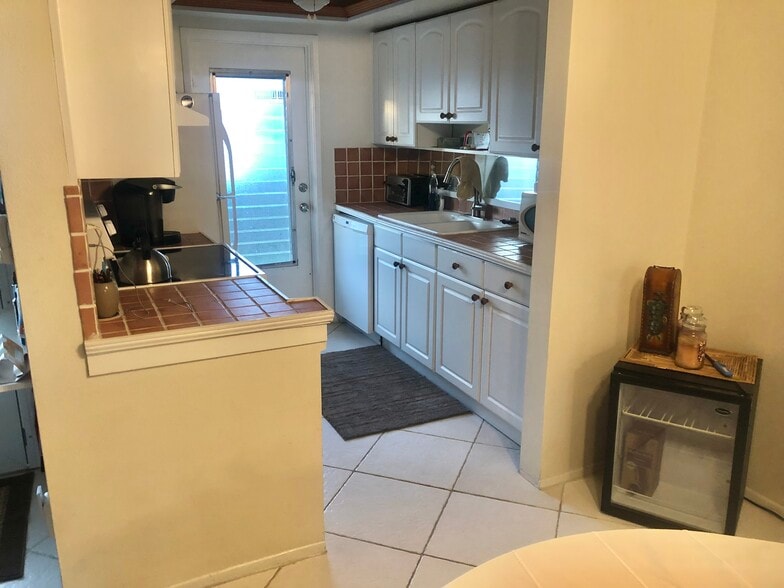 Building Photo - 700 SE 7th Ave