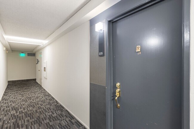 Building Photo - Exquisitely Updated, No Carpet 1bd/1ba in ...