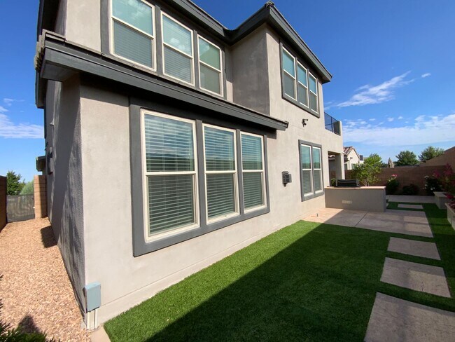 Building Photo - 5 Bedroom Luxury Home Available Near Louis...