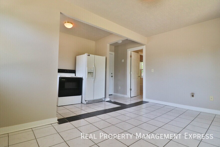 Building Photo - Great Upper level 1 Bedroom Apartment