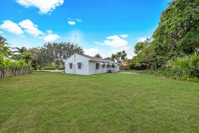 Building Photo - 2219 W Pineridge Ct