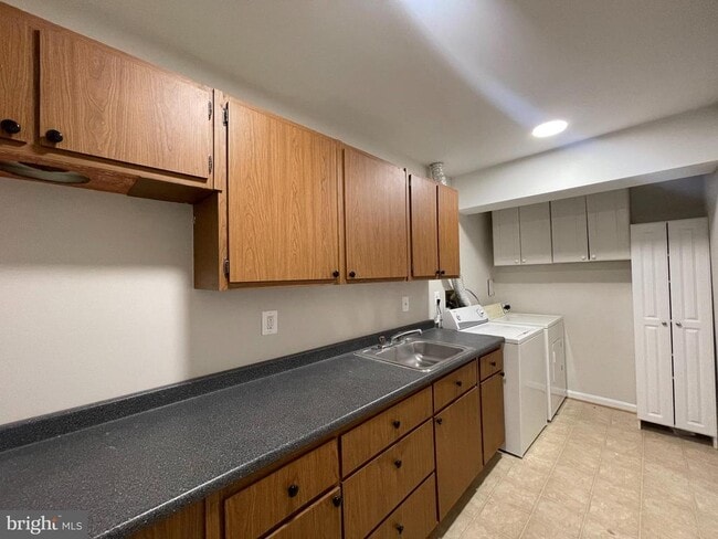 Building Photo - 7609 Dominion Dr