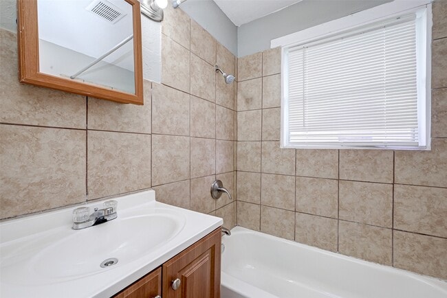 Building Photo - 1101 Elm Unit A St