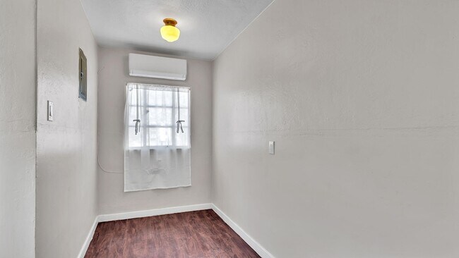 Building Photo - 205 Harvard Dr SE