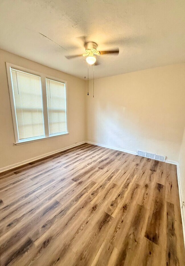 Building Photo - 913 F St