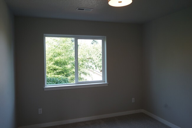 Building Photo - 7404 NE 136th Ave