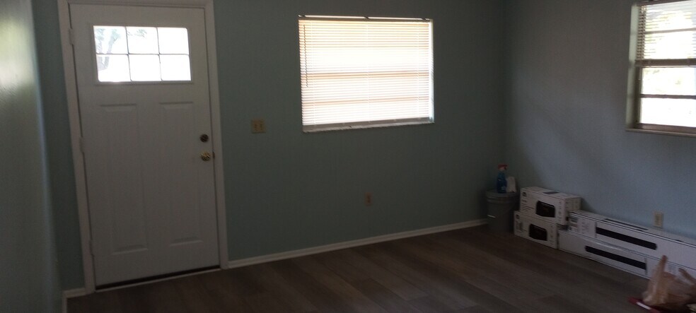 Lots of large windows - 105 Magnolia Dr