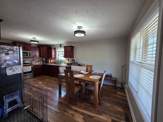 Building Photo - Charming 2-Story Home Available This Novem...