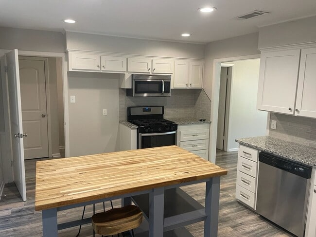 Building Photo - Updated Home Near Rice Elementary!