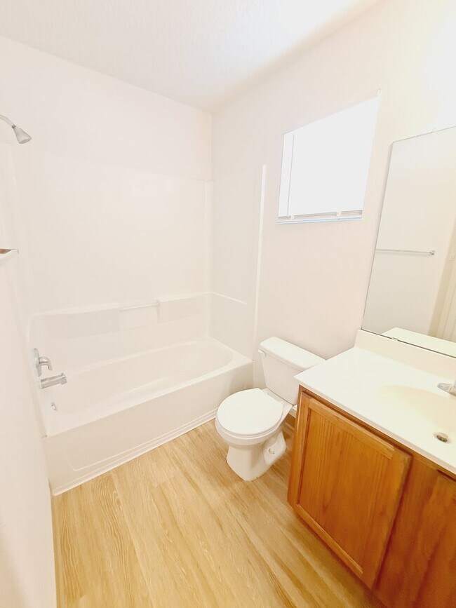 Building Photo - 3 bed 2 bath home in Huning Ranch. Great Yard!